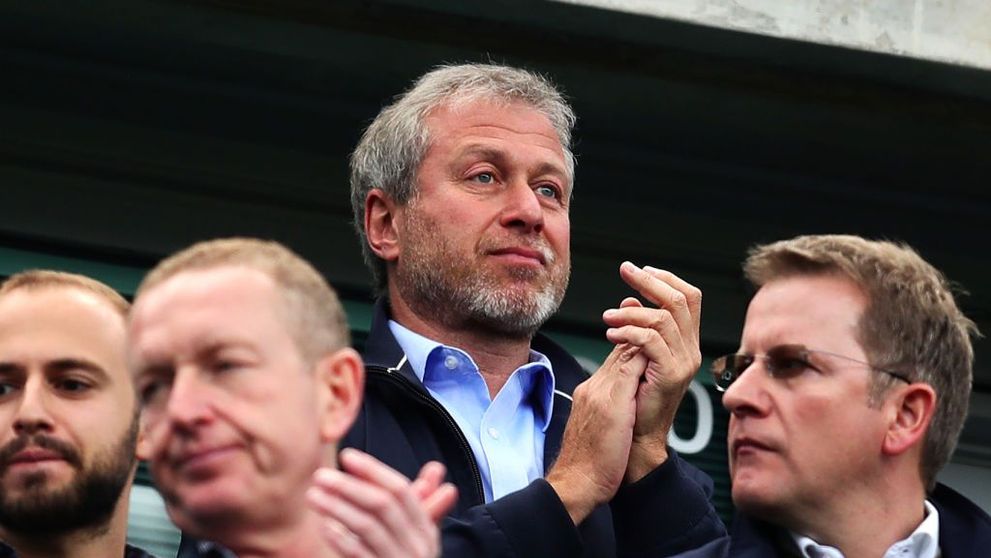 Roman Abramovich a început să ceară bani împrumut de la prieteni pentru a-și plăti angajații