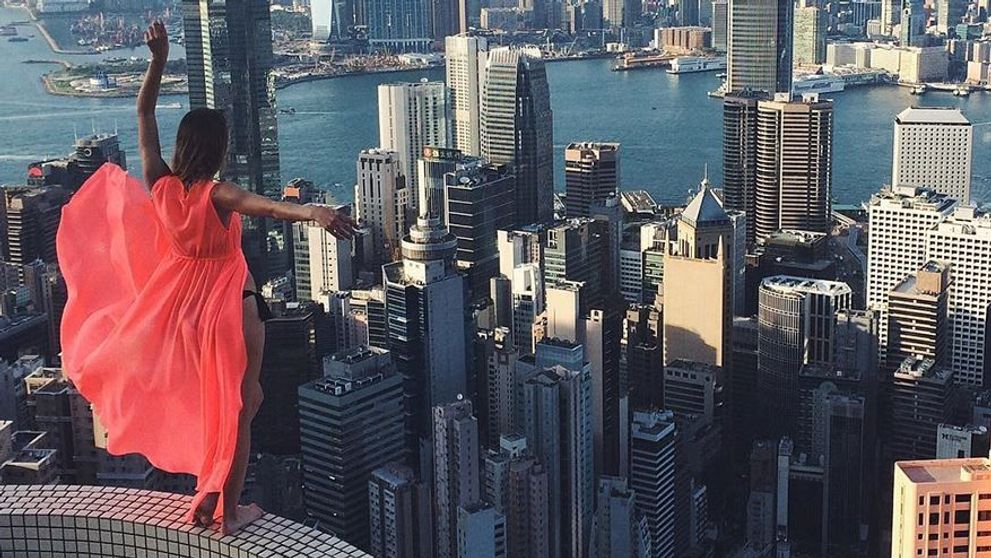 A devenit celebra cu un hobby riscant: selfie-urile la inaltime. Tanara care se fotografiaza in ipostaze imposibile 