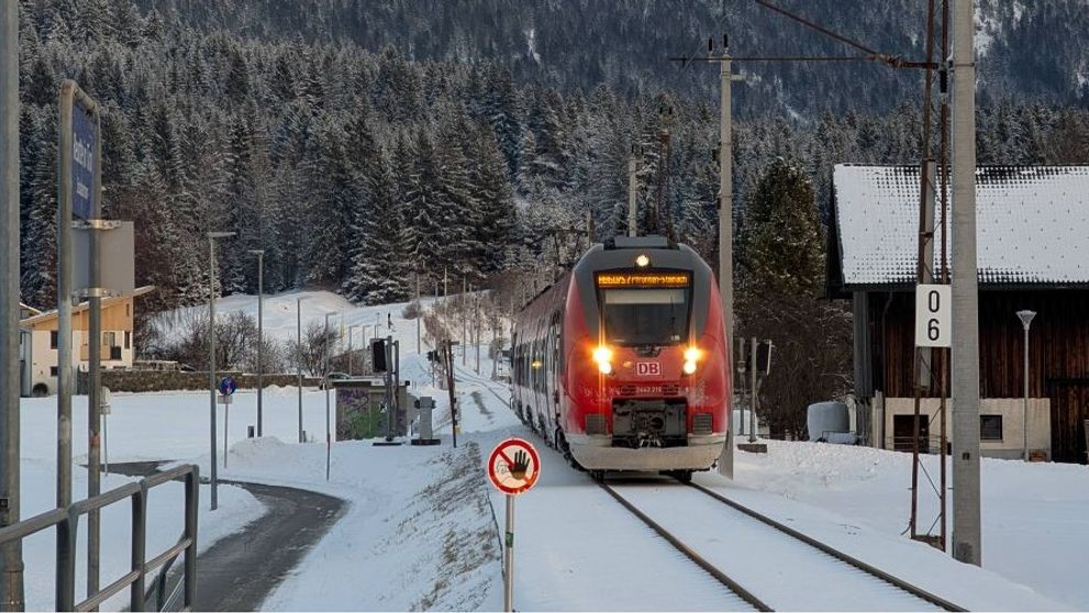 Incident bizar: Un român a încercat să fure un tren plin cu pasageri, în Austria.  Bărbatul a fost reţinut şi dus la secţie, unde i-a agresat pe polițiști
