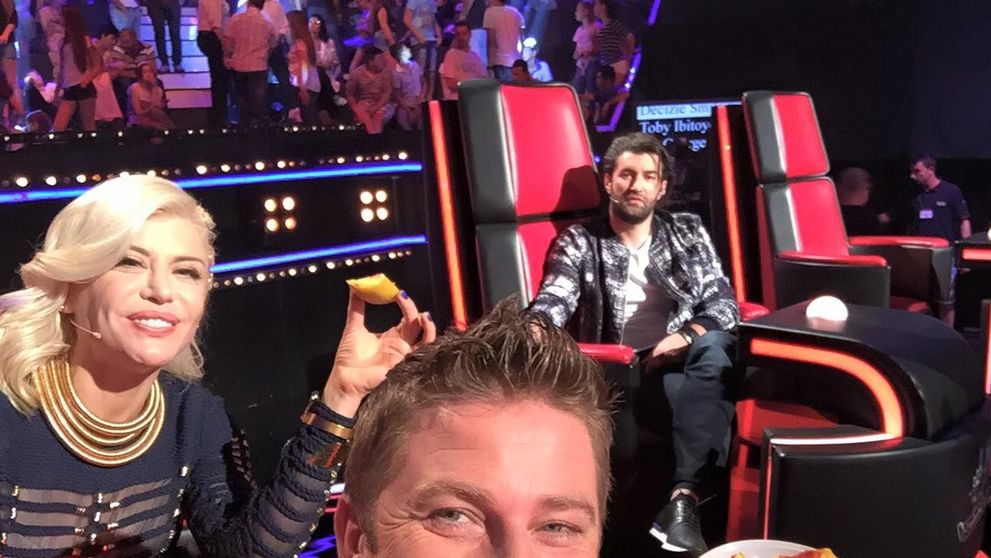 El este un showman apreciat, dar imaginile cu sotia si fiicele sale sunt rare. Pavel Bartos, imagine de mii de like-uri