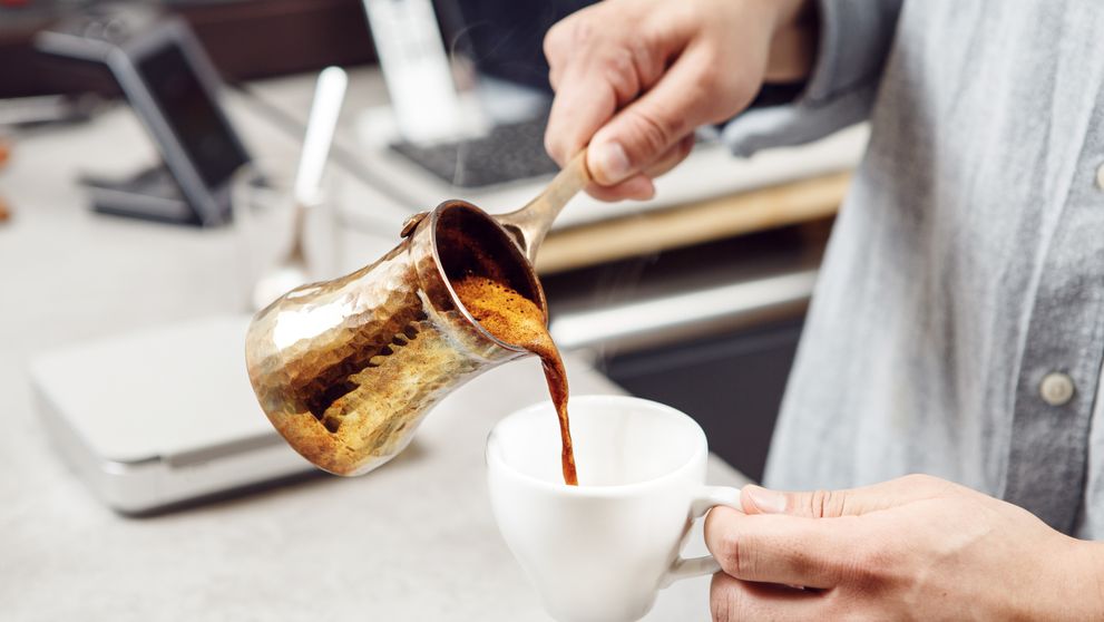 O tânără de 26 de ani a ajuns în stare critică la ATI în Istanbul după ce a băut o cafea preparată cu detergent de vase