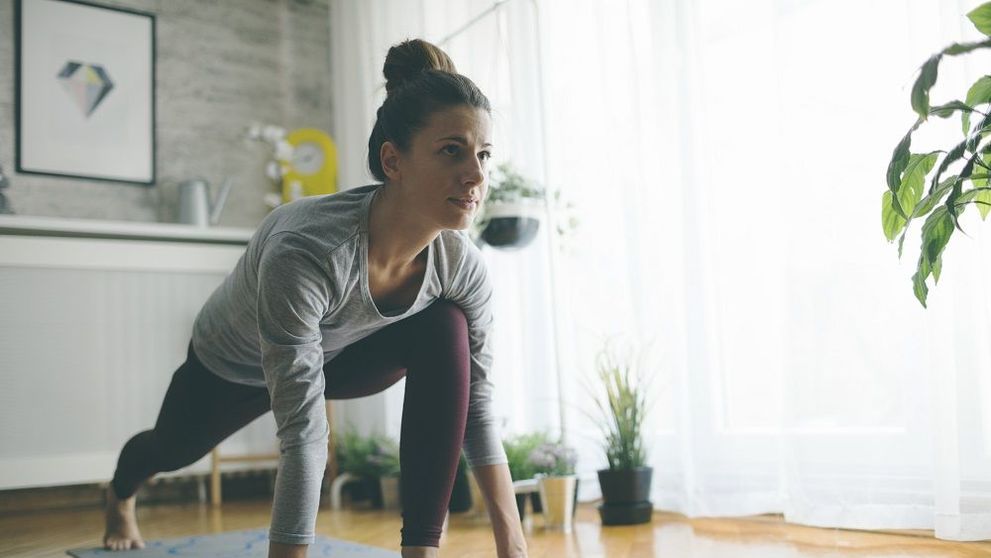 Învață să faci mișcare fără să mergi la sală.  Iată 5 exerciții simple pe care le poți încerca 