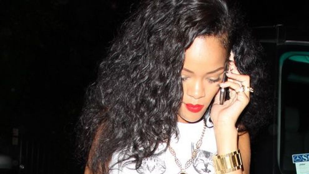 Ce-o fi fost in capul ei? Tinuta cu care Rihanna s-a facut de ras: <span style=