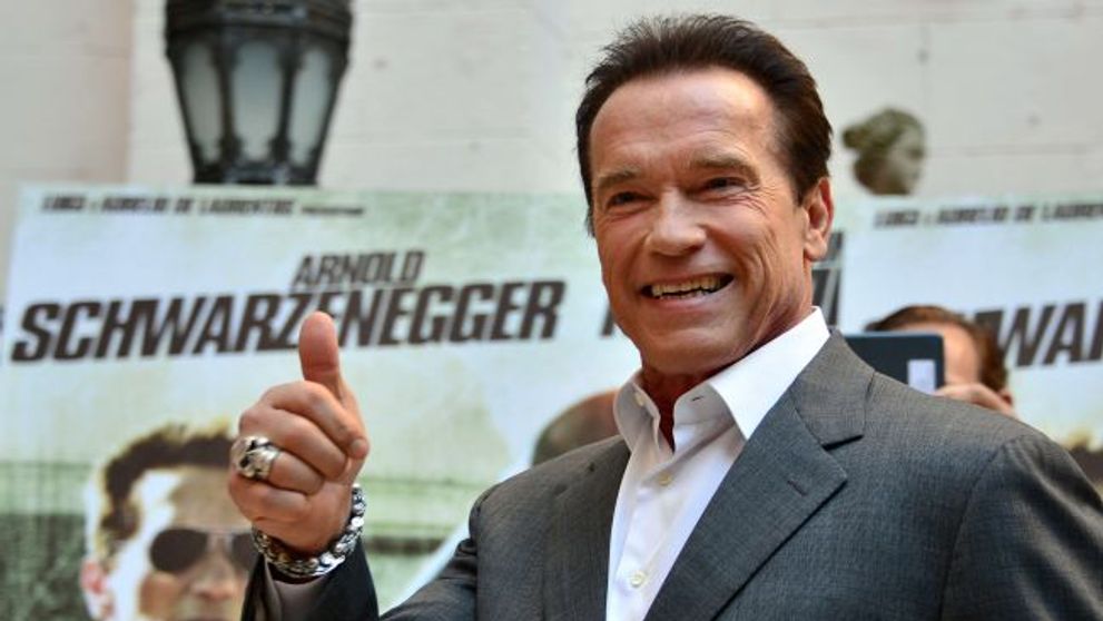Asa tata, asa fiu! Cum arata fiul lui Arnold Schwarzenegger impreuna cu iubita sa la plaja