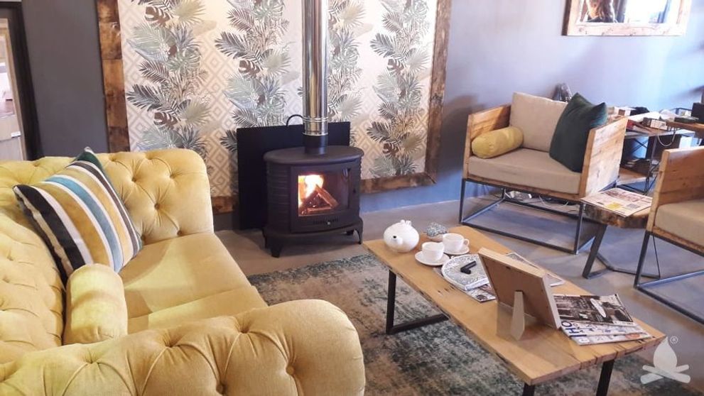 (P) Soba pe lemne este soluția idilică de încălzire pentru cabanele și casele de vacanță