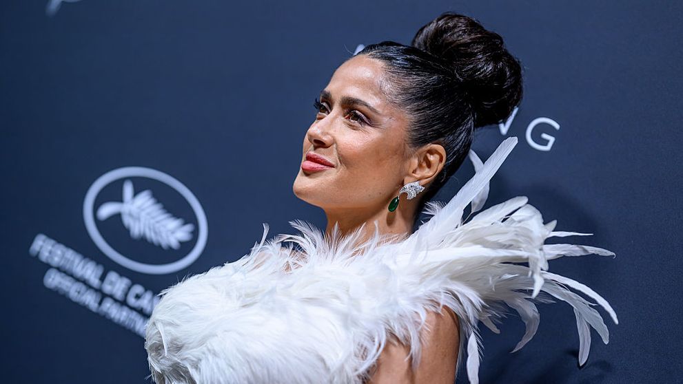 Salma Hayek, ca o lebădă grațioasă la Cannes 2026. Actrița a fost irezistibilă într-o rochie albă cu pene