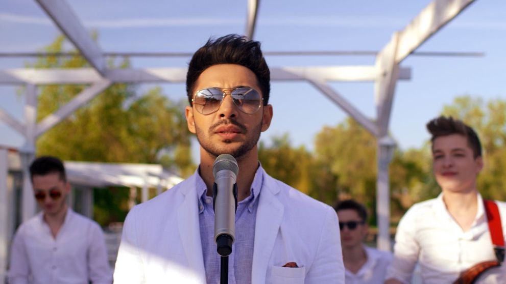 A facut show la Romanii au talent, iar acum da lovitura cu un nou videoclip. Adi Cristescu a lansat 