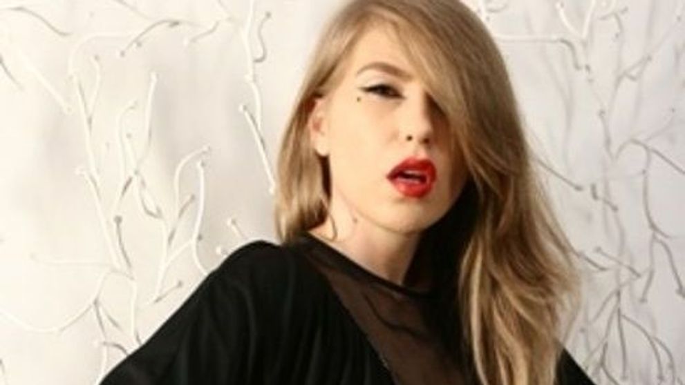 Corina Bud, altfel decat o stiai. Ce face artista singura, cand nu o vede nimeni, intr-o tinuta neglijenta: FOTO