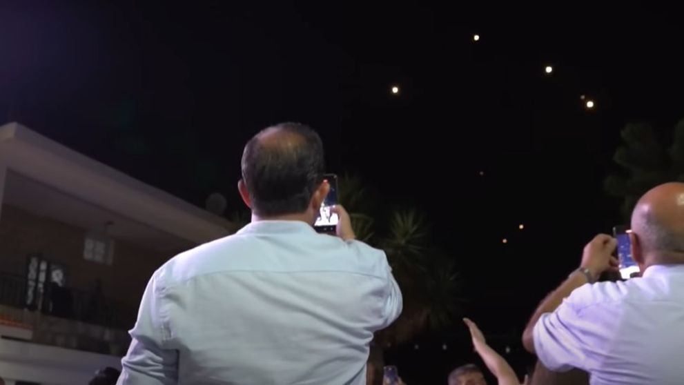 Scene incredibile în Liban. Invitații de la o nuntă petrec nestingheriți și filmează cerul plin de rachete care se îndreaptă asupra Israelului