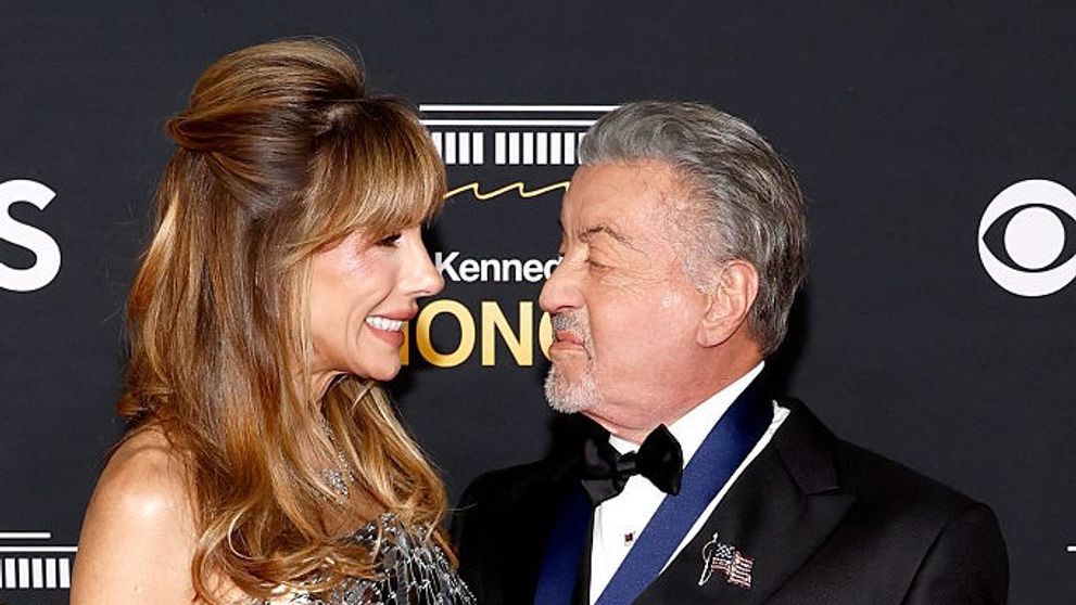 Au trecut prin momente dificile și chiar despărțiri, dar relația lor rezistă de 27 de ani! Sylvester Stallone, apariție în baston alături de soția sa