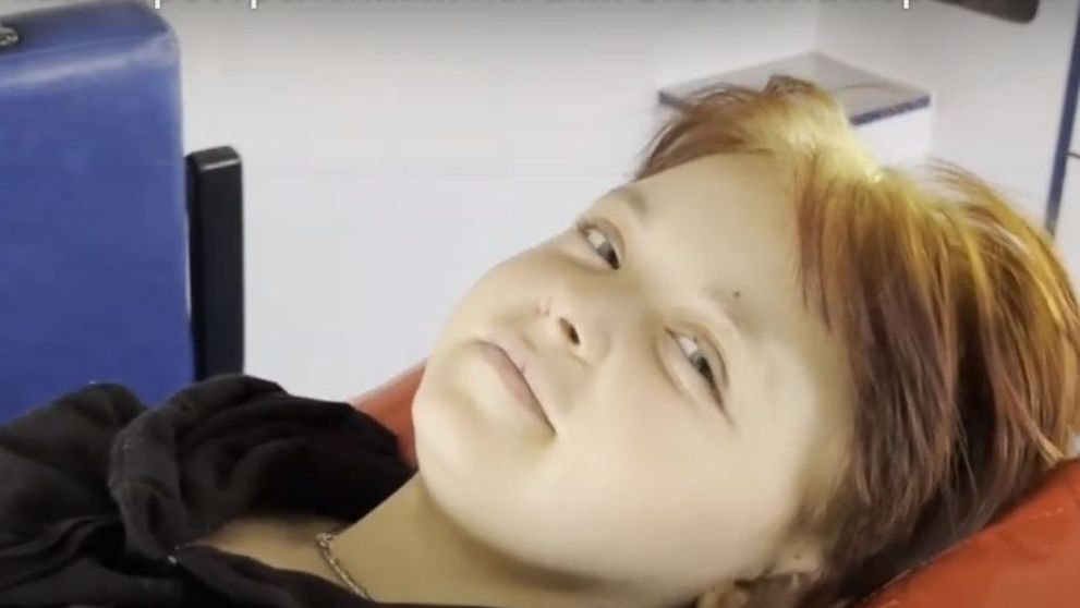 O fată din Ucraina, împușcată, a condus 30 km pe un drum minat pentru a salva doi bărbați - VIDEO