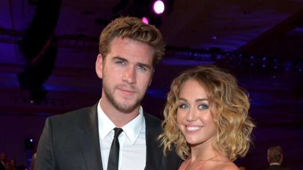 Miley Cyrus s-a logodit cu actorul Liam Hemsworth