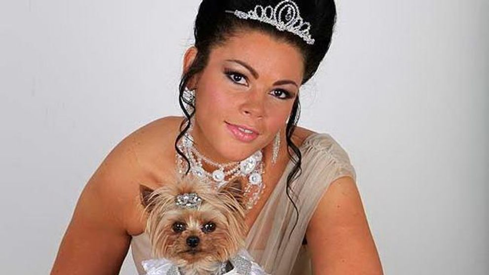 A cheltuit 100.000 euro pe o catelusa: culcus de 5000 de euro, haine de designer si tiara ca a lui Kate Middleton  