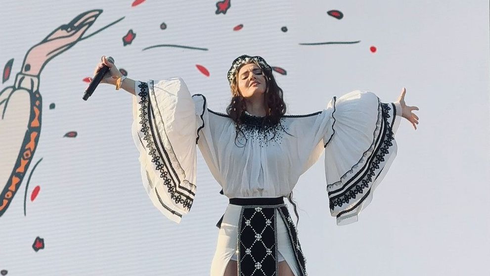 Aura Șova cucerește publicul de la Untold 2025 cu albumul „Drăgaica”