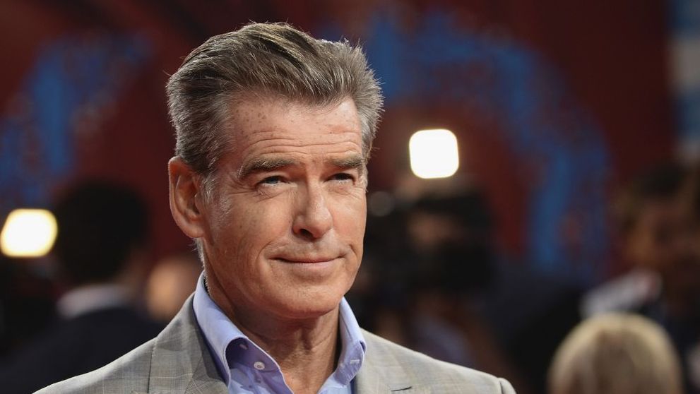 Asa tata, asa fiu. Cum a fost surprins lui lui Pierce Brosnan alaturi de iubita lui