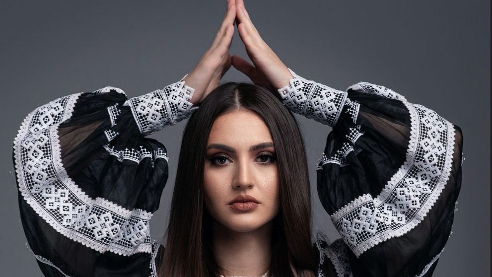 Aura Șova deschide anul cu „Iartă”, un single pop despre puterea de a te elibera prin iertare