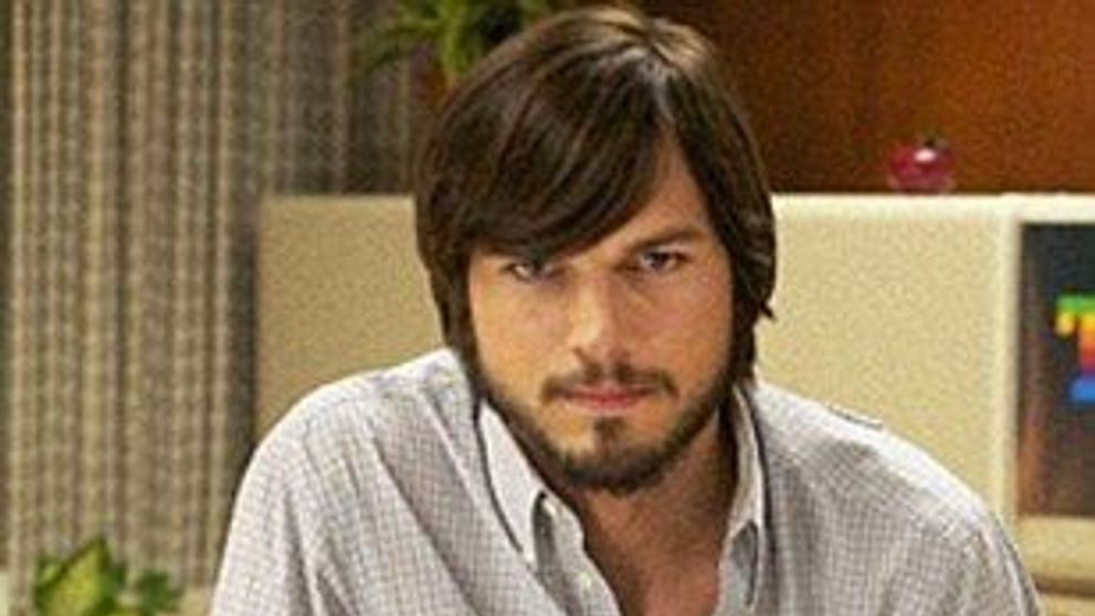 Parca ar fi fratele geaman al lui Steve Jobs. Cum s-a transformat Ashton Kutcher pentru rolul din cel mai nou film al sau