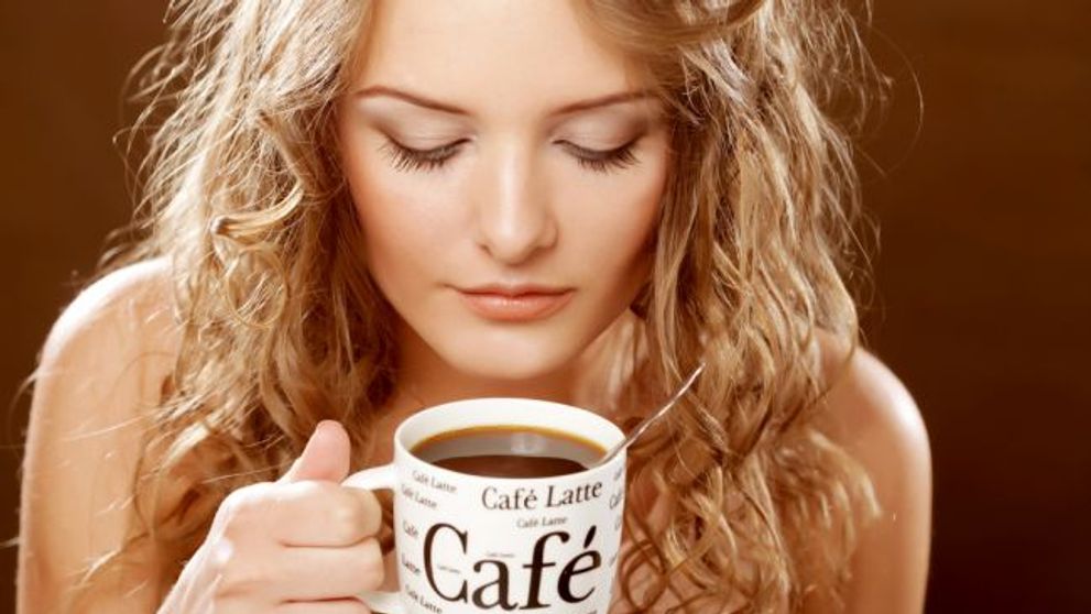 Cum se transforma cafeaua naturala macinata in cafea instant. Experimentul inedit prin care s-a demonstrat ca nessul este sanatos si nu contine E-uri