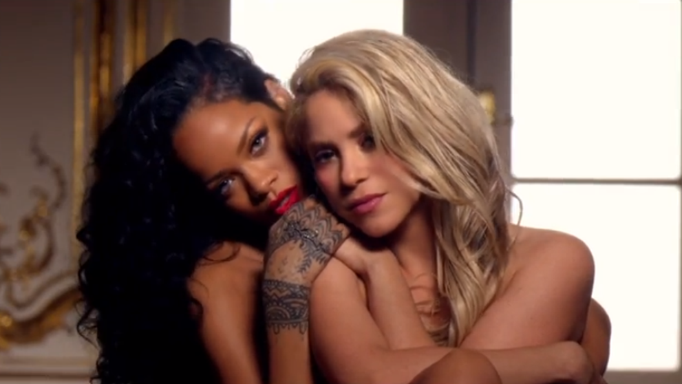 Imaginile care au luat milioane de fani prin surprindere. Shakira si Rihanna apar in ipostaze fierbinti in cel mai nou videoclip