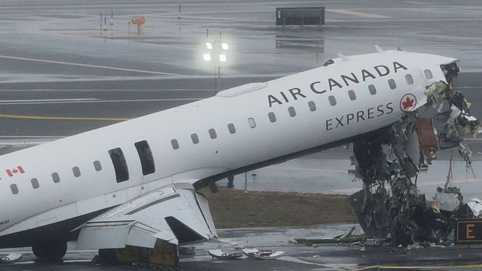 Momentul absolut înfiorător în care avionul Air Canada Express s-a izbit de o mașină de pompieri pe aeroportul LaGuardia VIDEO
