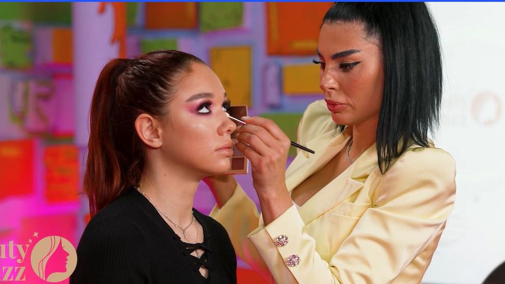 Beauty Buzz – Sezonul 3 - Episodul 3: Învață noua tehnică de make-up pentru o finisare impecabilă a feței