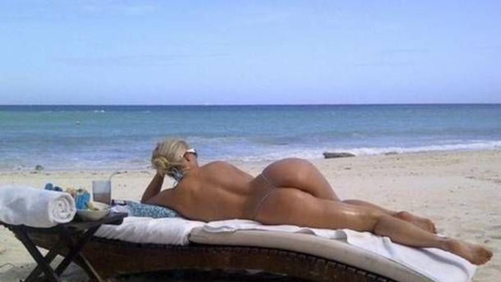 Umple plaja de sex appeal si mintile barbatilor de imaginatie. Iluzia optica de pe nisipul fierbinte. FOTO