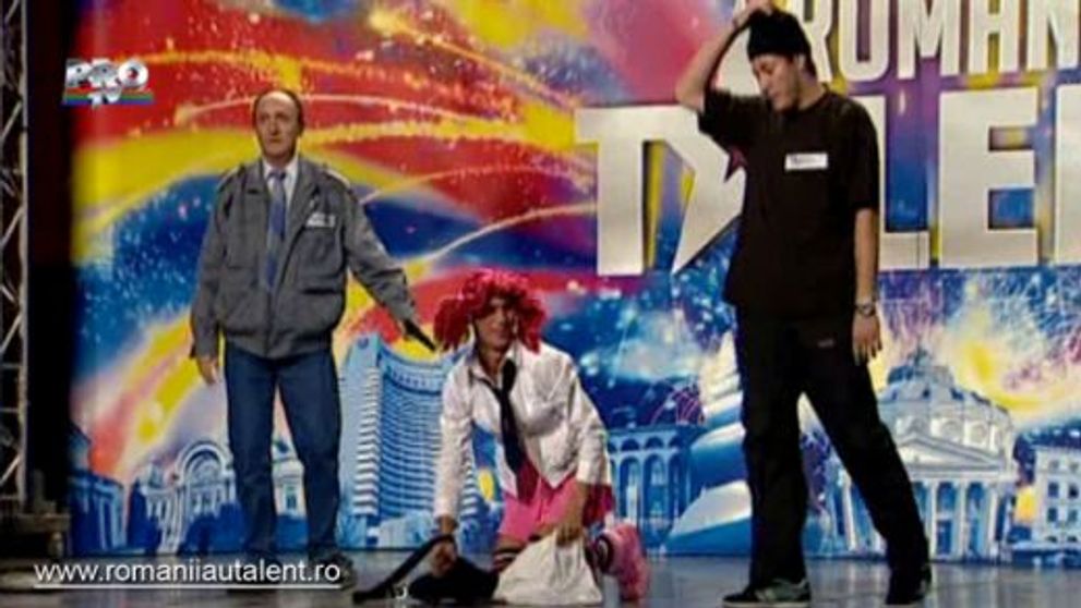 Grupul umoristic Brigada 2/3 & Master Red a starnit hohote de ras cu pantomima muzicala