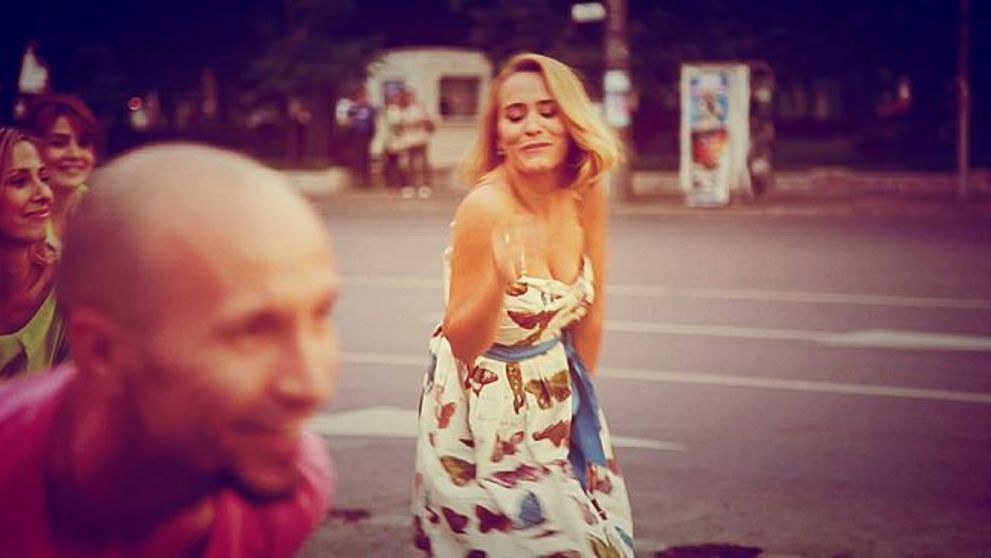Andreea Esca, intr-o ipostaza inedita. Cand nu e la pupitrul Stirilor ProTV, danseaza cu colegii in mijlocul strazii