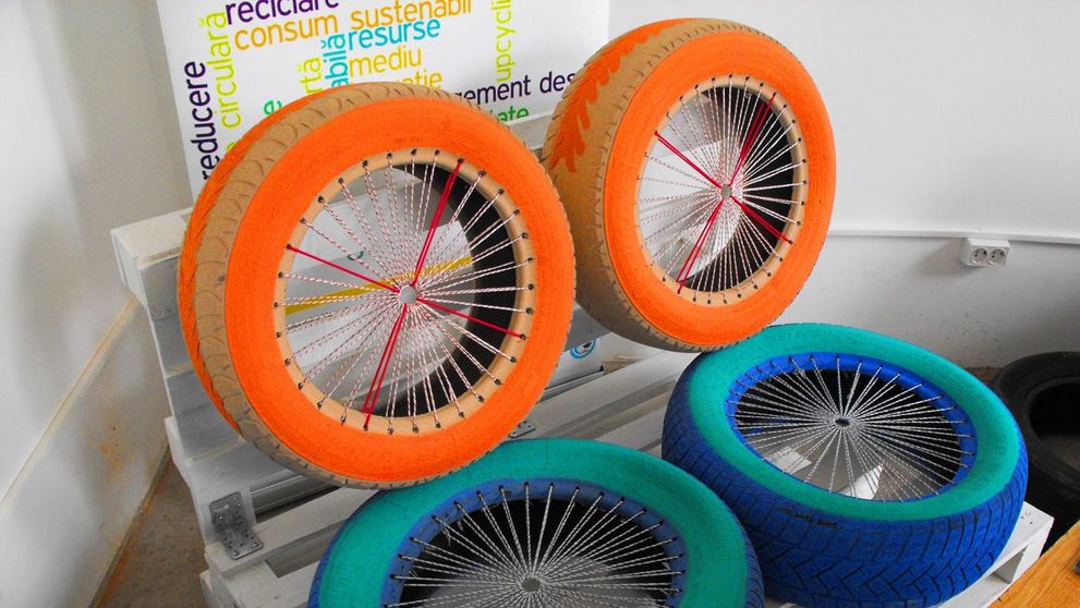 Deseurile pot fi valorificate. Locul din Bucuresti unde iti poti confectiona mobila si accesorii din materiale reciclate