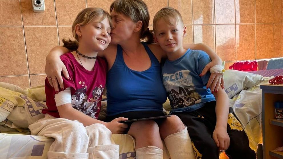 Un băiețel de 11 ani are grijă de mama și sora lui, grav rănite în atacul de la Kramatorsk