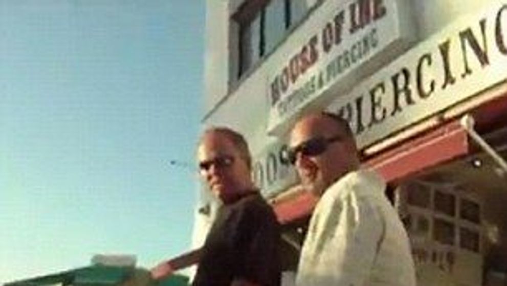 Cati oameni te analizeaza pe strada, fara sa iti dai seama? O lectie pe care doua fete din L.A. au vrut sa le-o dea barbatilor. VIDEO
