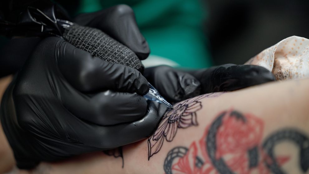 Riscurile la care te expui cand îți faci tatuaje! Medicii avertizează că ar putea cauza cancer: „Probabilitatea de a te îmbolnăvi depășește 60%”. Ce conține, de fapt, cerneala