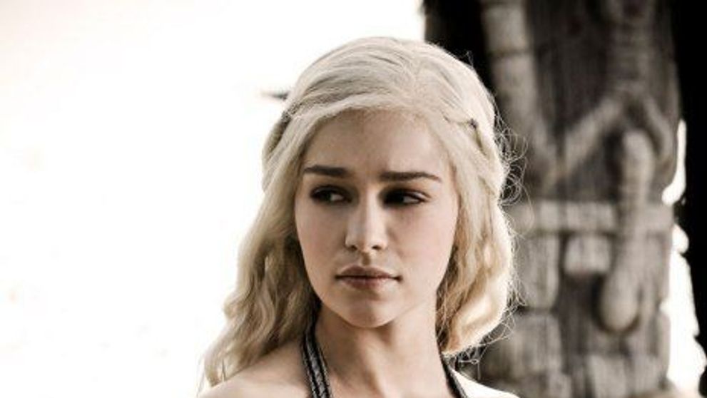 Emilia Clarke a debutat pe Broadway: actrita din Game of Thrones a fost asaltata de fanii care au vrut sa o pozeze goala
