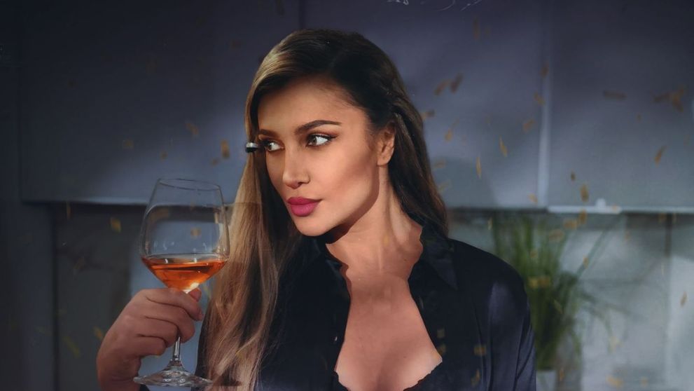 Lora, ipostaze incendiare în cel mai recent videoclip. A lansat „Ziua ta”, o poveste despre iubire și răzbunare