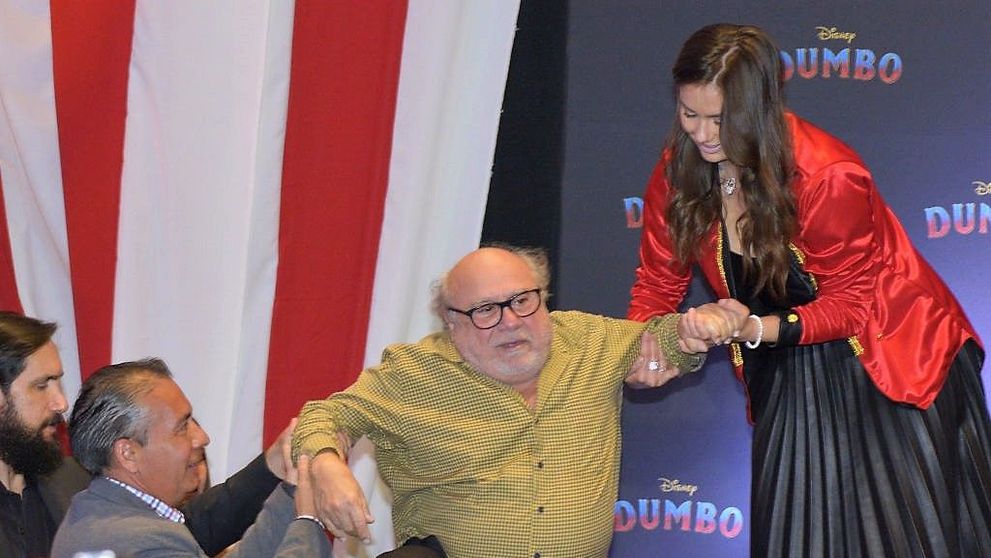 VIDEO Danny de Vito a căzut pe scenă la un eveniment de promovare a celui mai nou film în care joacă