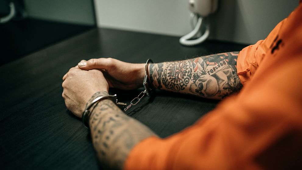 Un român a fost condamnat la închisoare din cauza tatuajelor de pe corp. Ce avea inscripționat pe piele: „Eram tânăr și prost...”