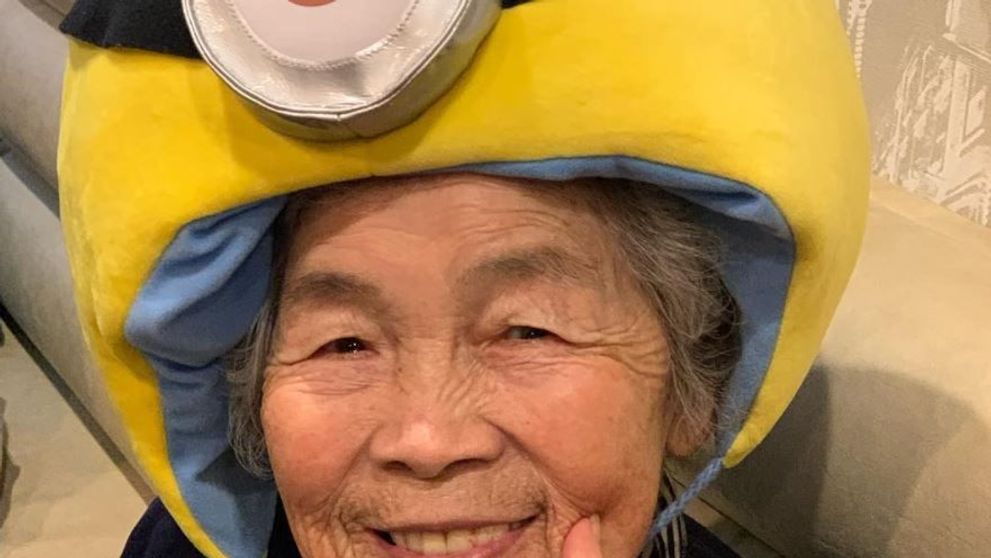 O bunică de 93 de ani din Japonia demonstrează că umorul este secretul longevității