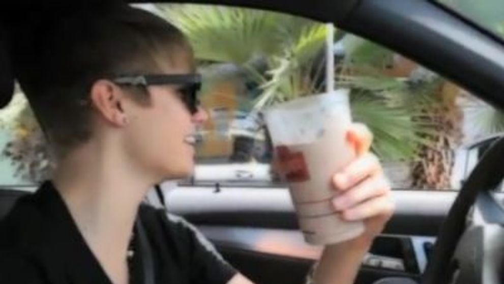 Justin Bieber, pus pe glume la fast-food VIDEO