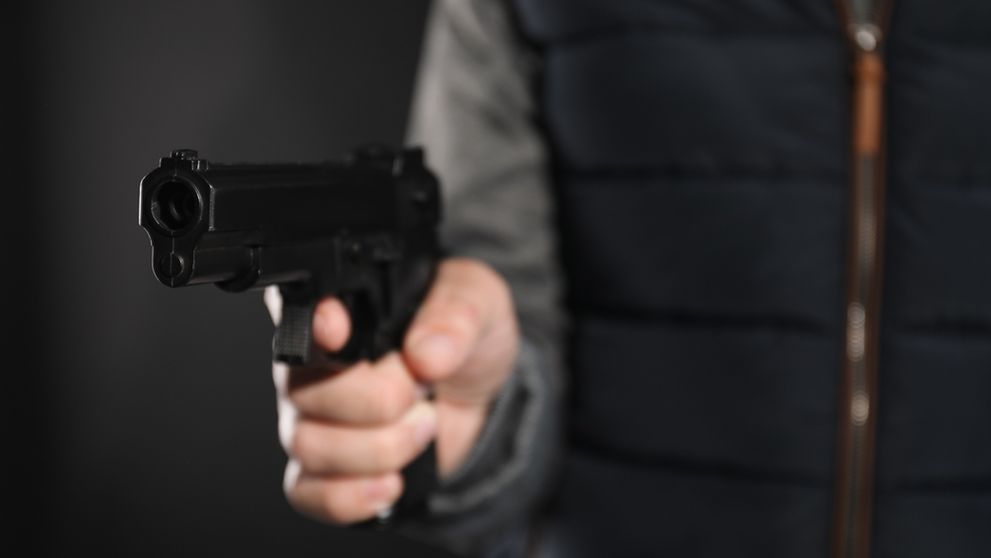 Motivul șocant pentru care un băiat și-a împușcat tatăl! Scandalul celor doi a început după ce părintele i-a spus fiului său că îi „miros urât picioarele”