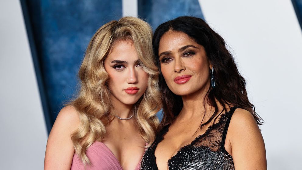 Cum arată Salma Hayek în costum de baie la 57 de ani! Fiica Valentina a pozat-o pe plajă: „Una dintre cele mai frumoase femei din lume”