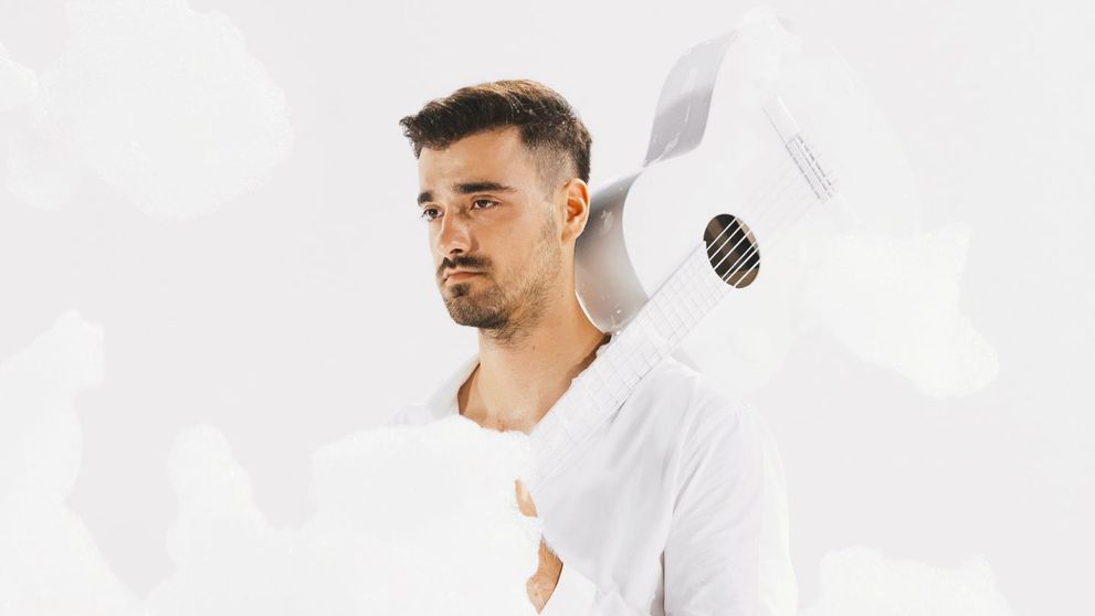 Liviu Teodorescu lansează single-ul „Urmele”, alături de un videoclip complet alb