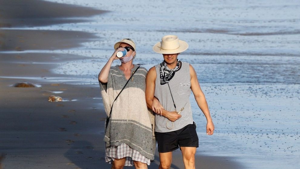 Katy Perry și Orlando Bloom, plimbare romantică pe plajă. Ipostaza rară în care i-au surprins paparazzi