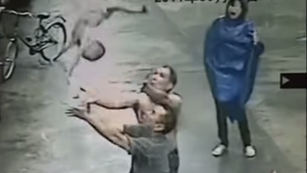 Clipul care face inconjurul lumii acum. Un barbat a prins in brate un copil care cadea de la etaj. Vezi imaginile incredibile - VIDEO