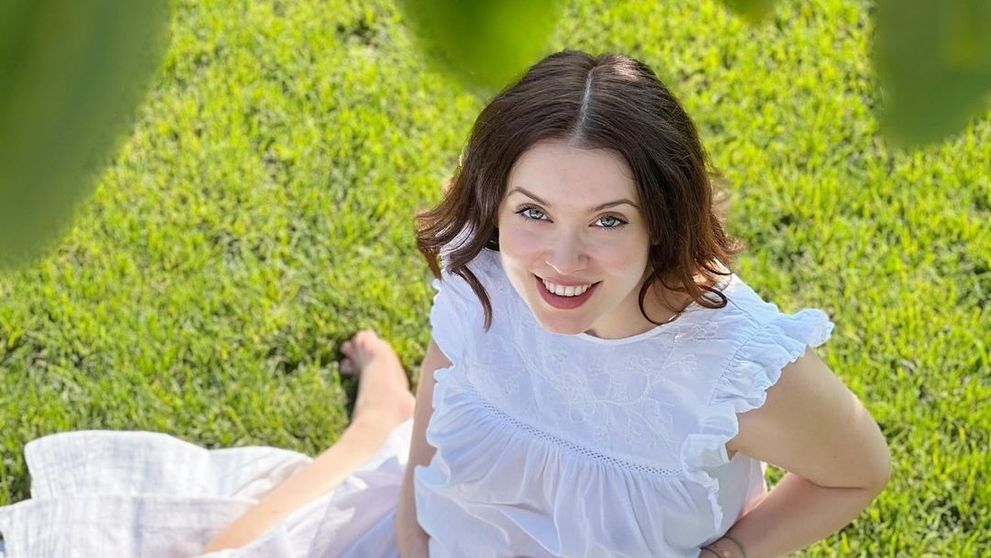 Anca Dumitra, ședință foto angelică înainte de naștere. Actrița și-e etalat burtica într-o rochie albă: “Doamne, câtă frumusețe!”