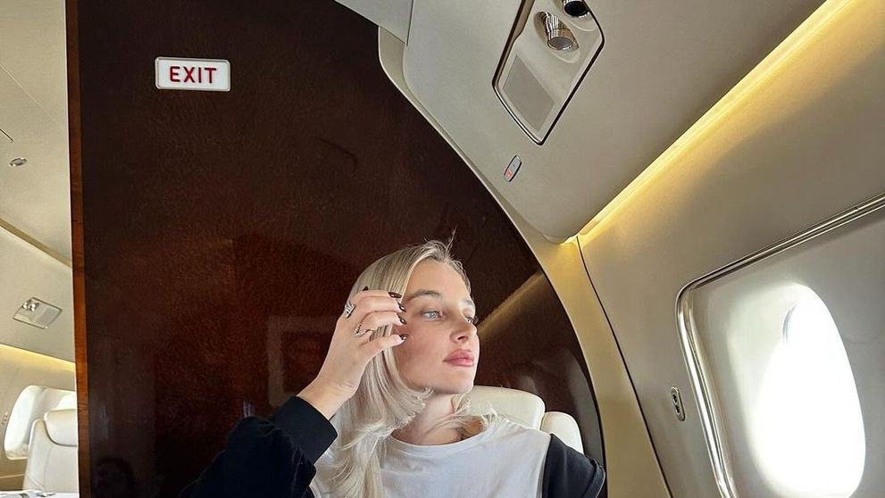 Andra Medintu, românca care s-a căsătorit cu un milionar indian, a venit în România cu un avion privat. Cât a plătit soțul ei pentru cursa Dubai-Arad