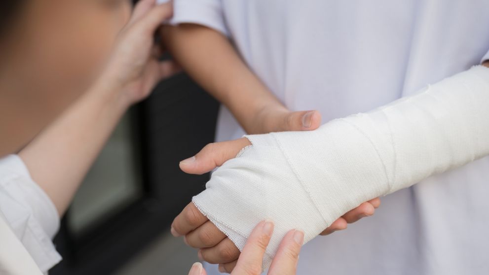 Un băiețel de doar opt ani a murit subit după ce și-a rupt mâna la școală! Apropiații sunt în stare de șoc: „Era atât de special...”