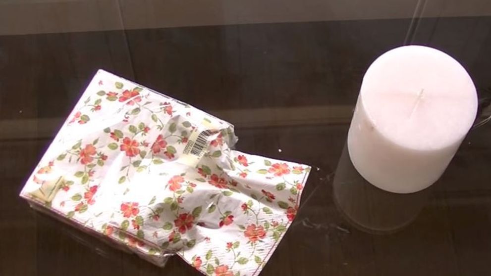 A invelit o lumanare in servetel si apoi a trecut usor cu fierul de calcat incalzit peste acesta. Rezultatul e genial