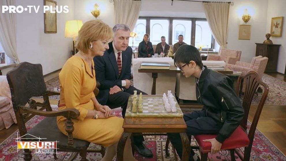 Dragoș Bucur, surpriză regală pentru familia Furdui. Raul i-a oferit Majestății Sale Margareta o lecție memorabilă de șah
