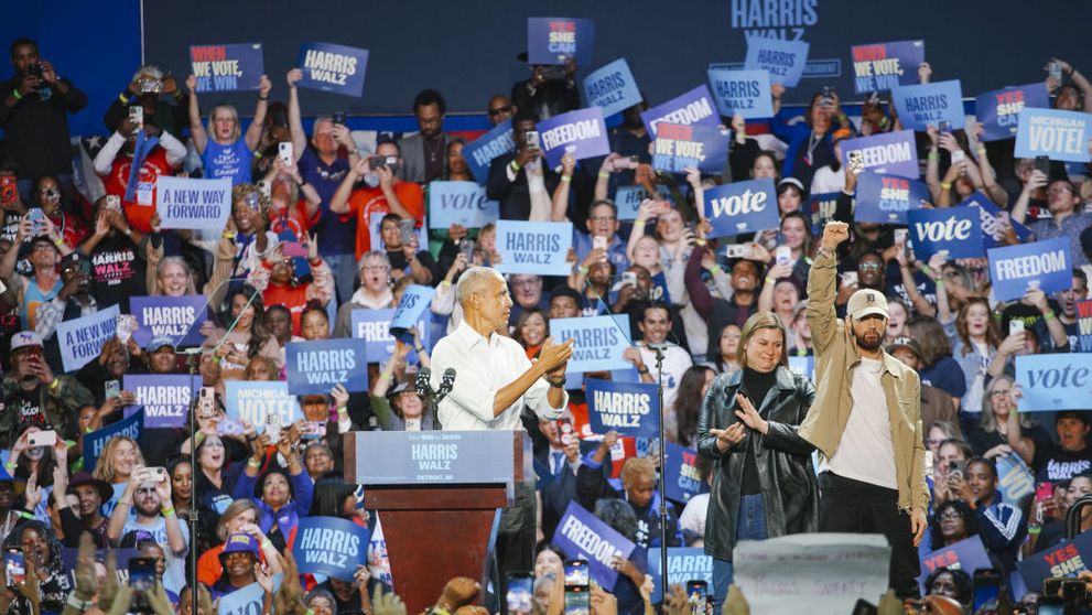 Asta le întrece pe toate! Barack Obama a cântat rap la un miting în sprijinul Kamalei Harris și l-a adus pe scenă pe Eminem VIDEO
