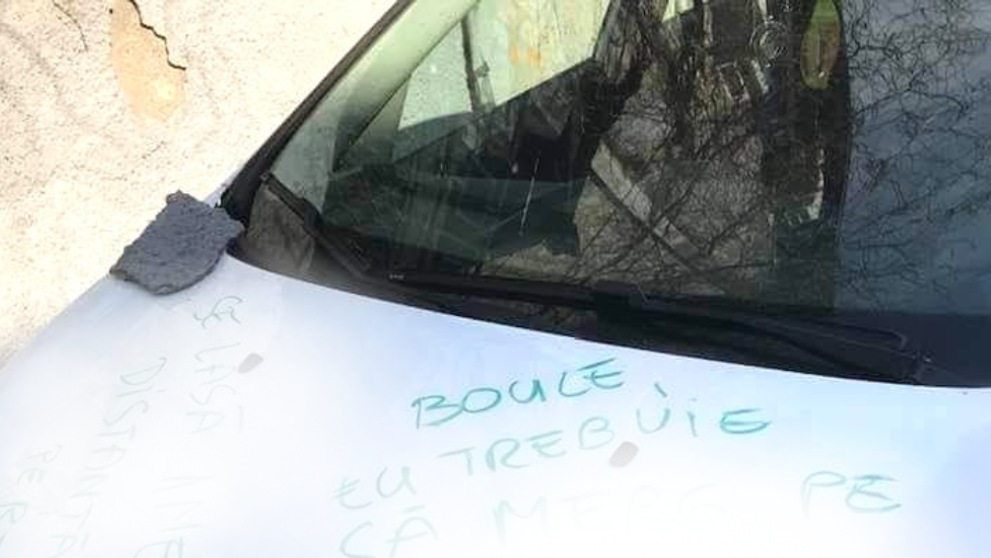 'Boule, eu trebuie să...'. Cu ce mesaj s-a trezit pe capotă un șofer care a parcat neregulamentar
